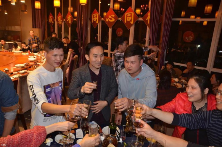 车乐汇家人共聚一堂,欢乐畅饮,喝完这杯还有三杯